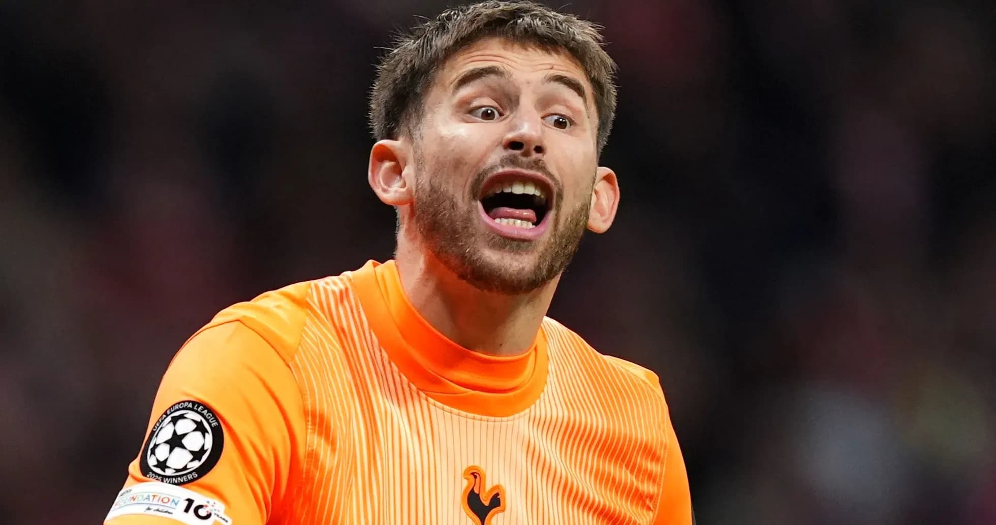 Portero de Tottenham gritando durante un partido Portero de Tottenham gritando durante un partido