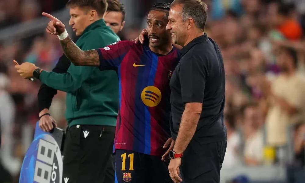 Jugador del Barcelona conversando con entrenador en el banquillo Jugador del Barcelona conversando con entrenador en el banquillo