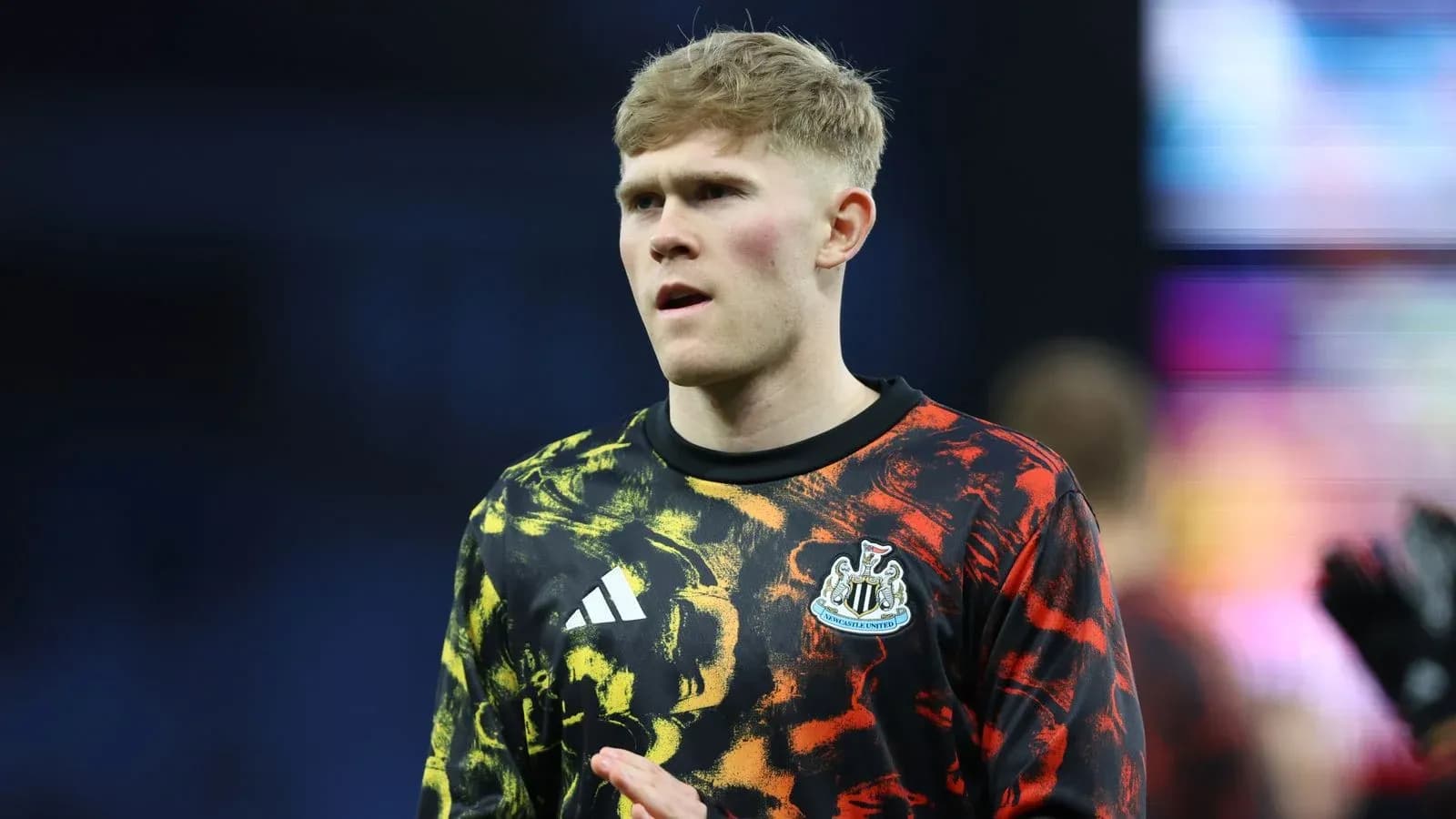 Portero de Newcastle United en uniforme colorido Portero de Newcastle United en uniforme colorido