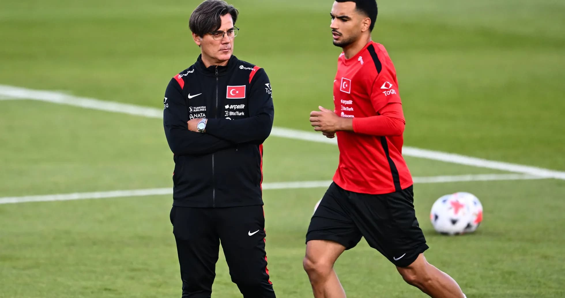 Entrenador y jugador en sesión de entrenamiento de Turquía Entrenador y jugador en sesión de entrenamiento de Turquía