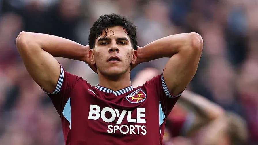 Jugador de West Ham con manos en la cabeza Jugador de West Ham con manos en la cabeza