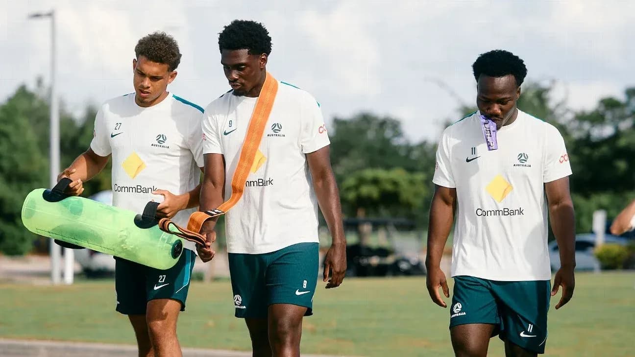 Tres jugadores australianos caminando en el entrenamiento Tres jugadores australianos caminando en el entrenamiento