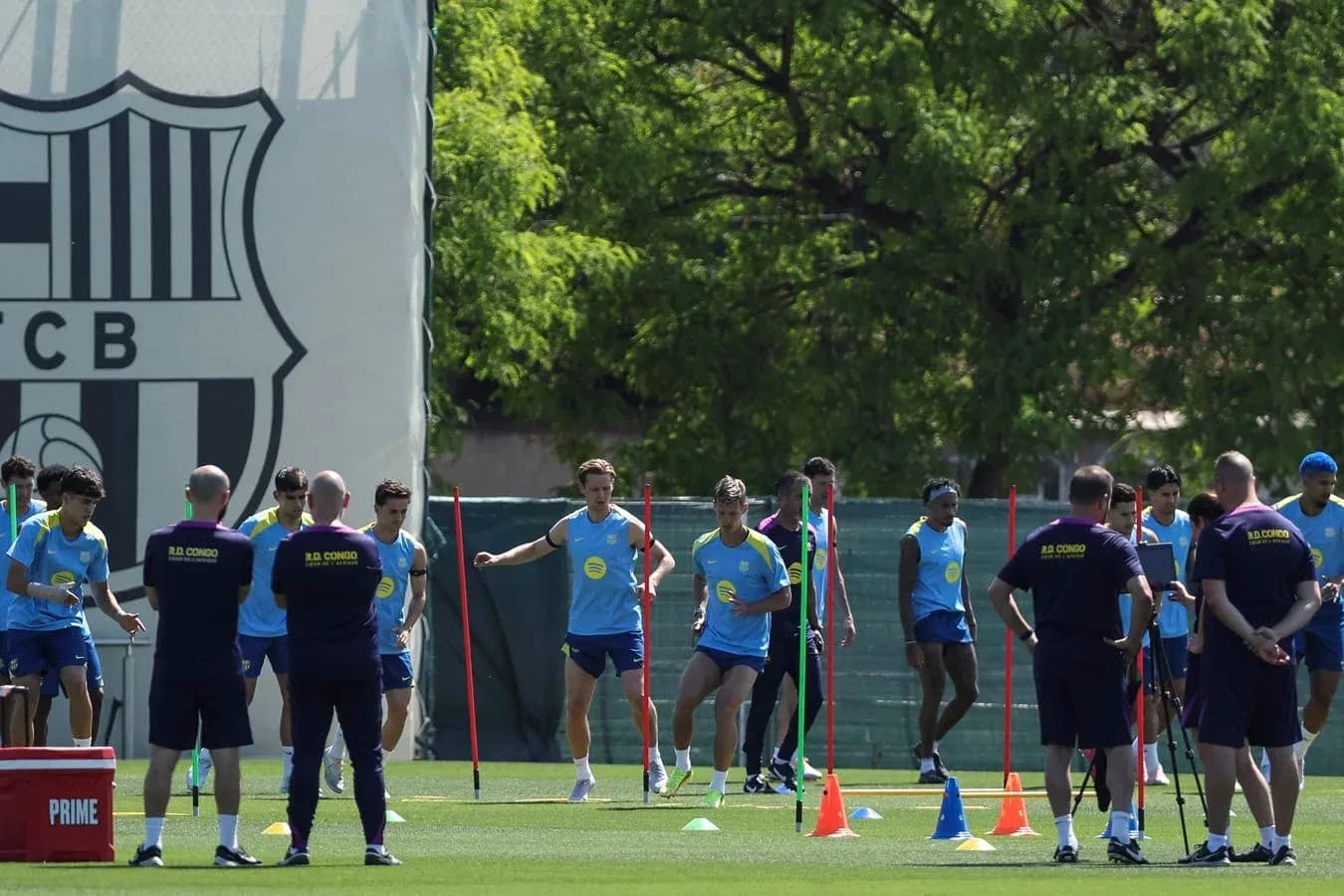 Jugadores entrenando en el campo de FC Barcelona Jugadores entrenando en el campo de FC Barcelona