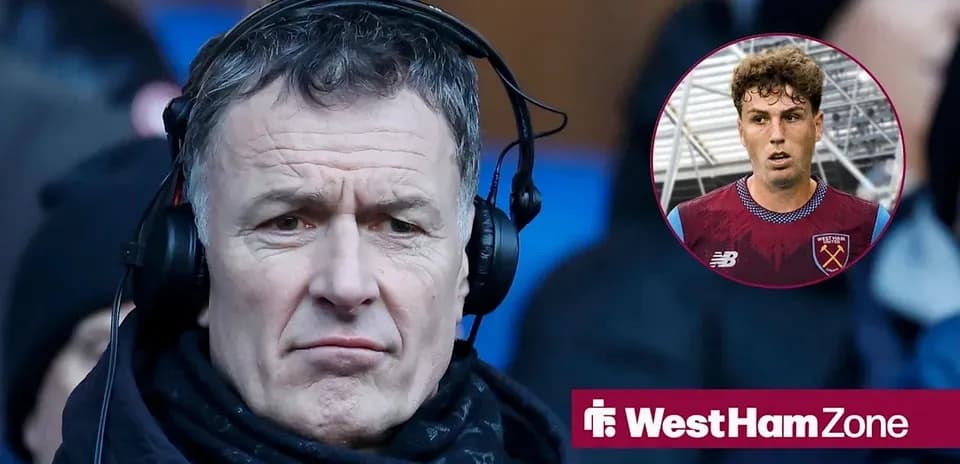 Hombre con auriculares en un evento deportivo Hombre con auriculares en un evento deportivo