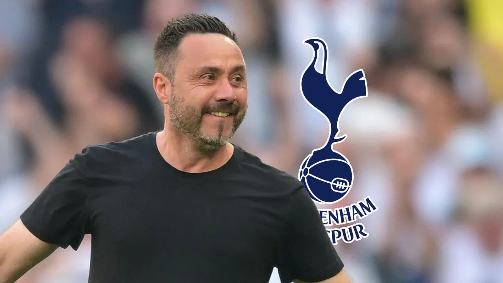 Entrenador sonriente de Tottenham Hotspur en el campo Entrenador sonriente de Tottenham Hotspur en el campo