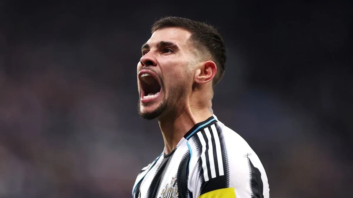 Jugador de Newcastle gritando durante un partido Jugador de Newcastle gritando durante un partido