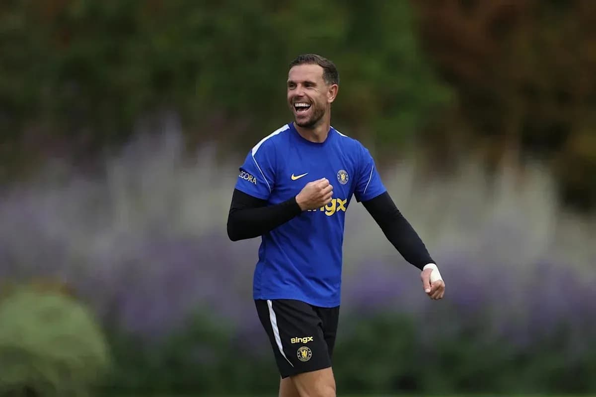 Jugador sonriendo durante entrenamiento en campo Jugador sonriendo durante entrenamiento en campo