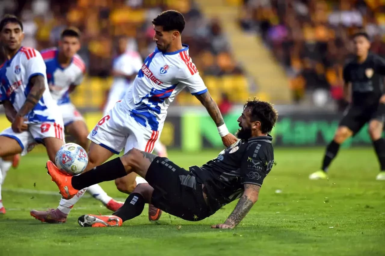 Jugador de Universidad de Chile en acción contra Coquimbo Jugador de Universidad de Chile en acción contra Coquimbo