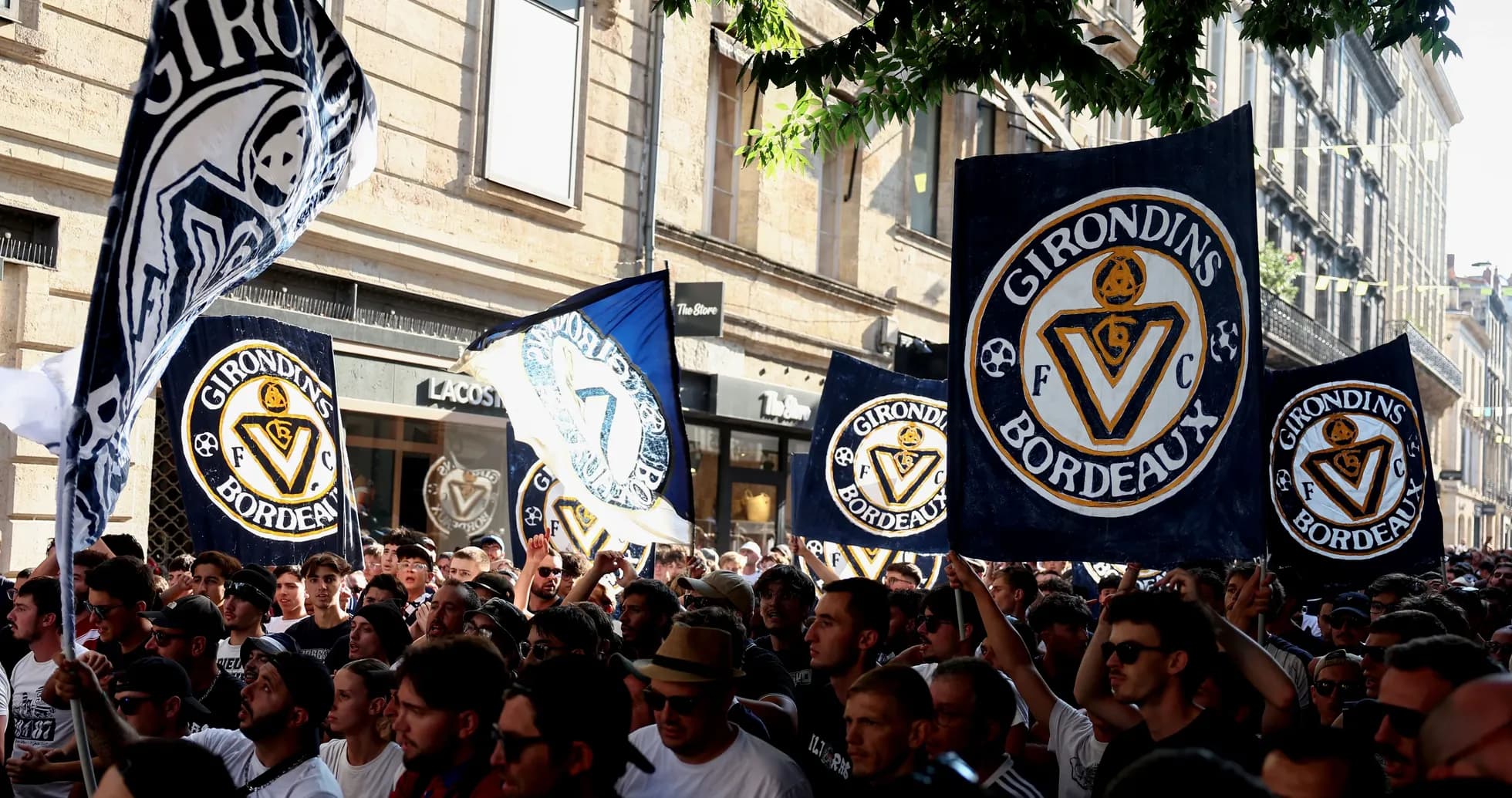 Aficionados con banderas de los Girondins de Bordeaux Aficionados con banderas de los Girondins de Bordeaux