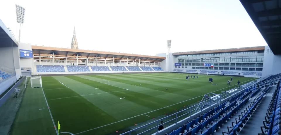 Estadio vacío con jugadores en entrenamiento en campo Estadio vacío con jugadores en entrenamiento en campo