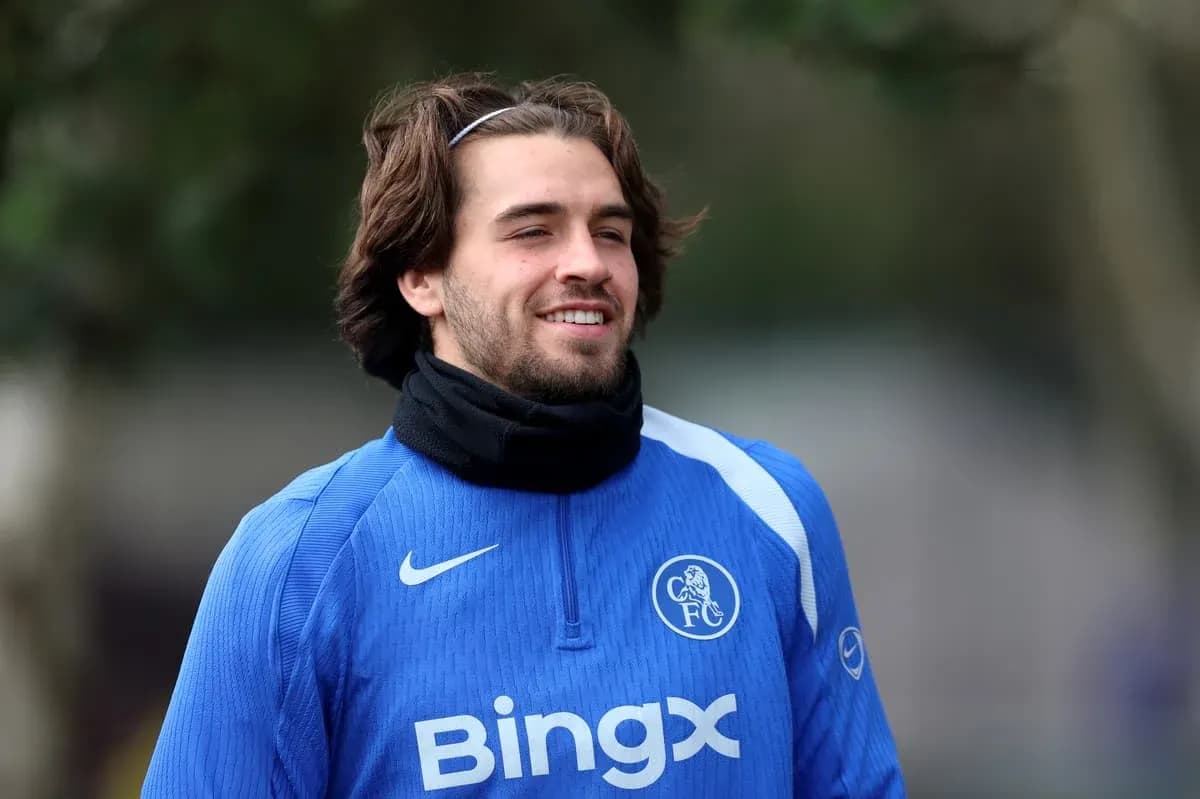 Jugador sonriente en sesión de entrenamiento del Chelsea Jugador sonriente en sesión de entrenamiento del Chelsea
