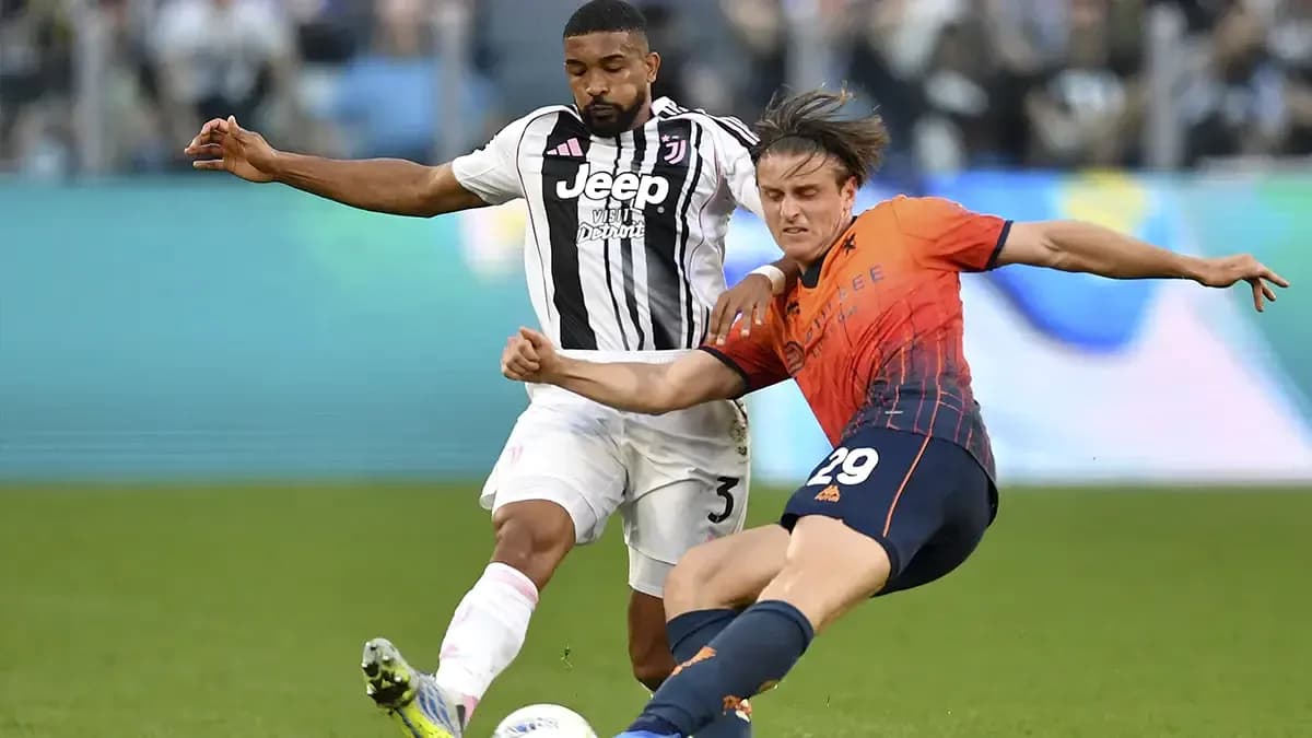 Jugador de Juventus desafiando a oponente de Genoa Jugador de Juventus desafiando a oponente de Genoa