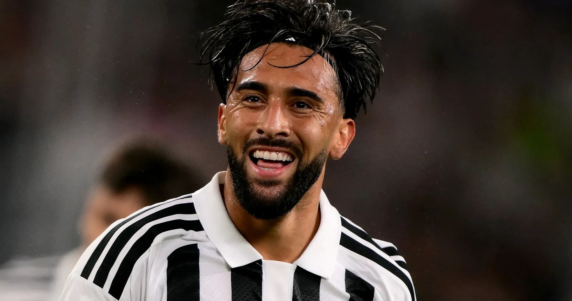 Jugador de Juventus sonriendo durante un partido Jugador de Juventus sonriendo durante un partido