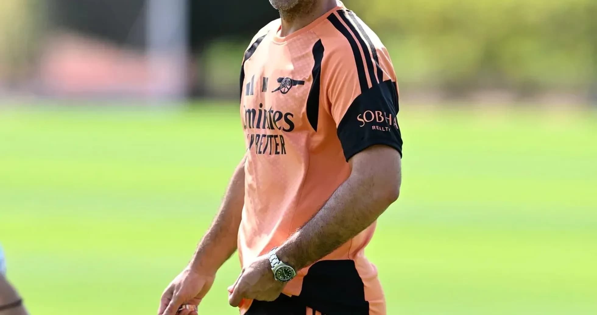 Entrenador en sesión de entrenamiento sonriente Entrenador en sesión de entrenamiento sonriente
