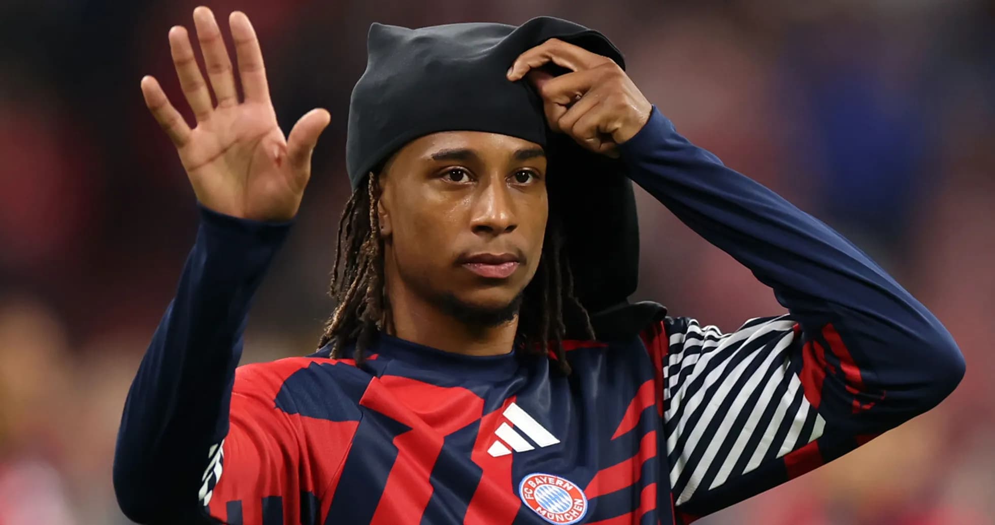 Jugador de Bayern Múnich quitándose la gorra Jugador de Bayern Múnich quitándose la gorra