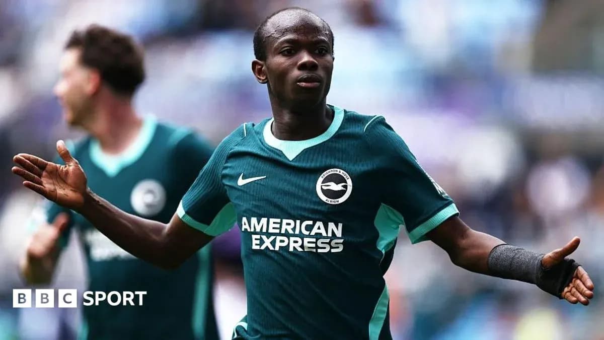 Jugador de Brighton celebrando un gol en el campo Jugador de Brighton celebrando un gol en el campo