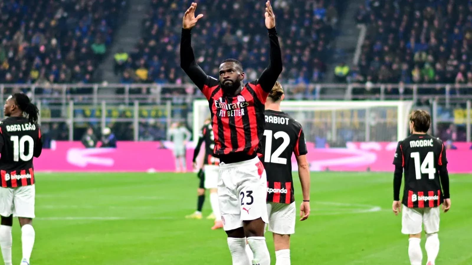 Jugadores del AC Milan en el campo durante el partido Jugadores del AC Milan en el campo durante el partido