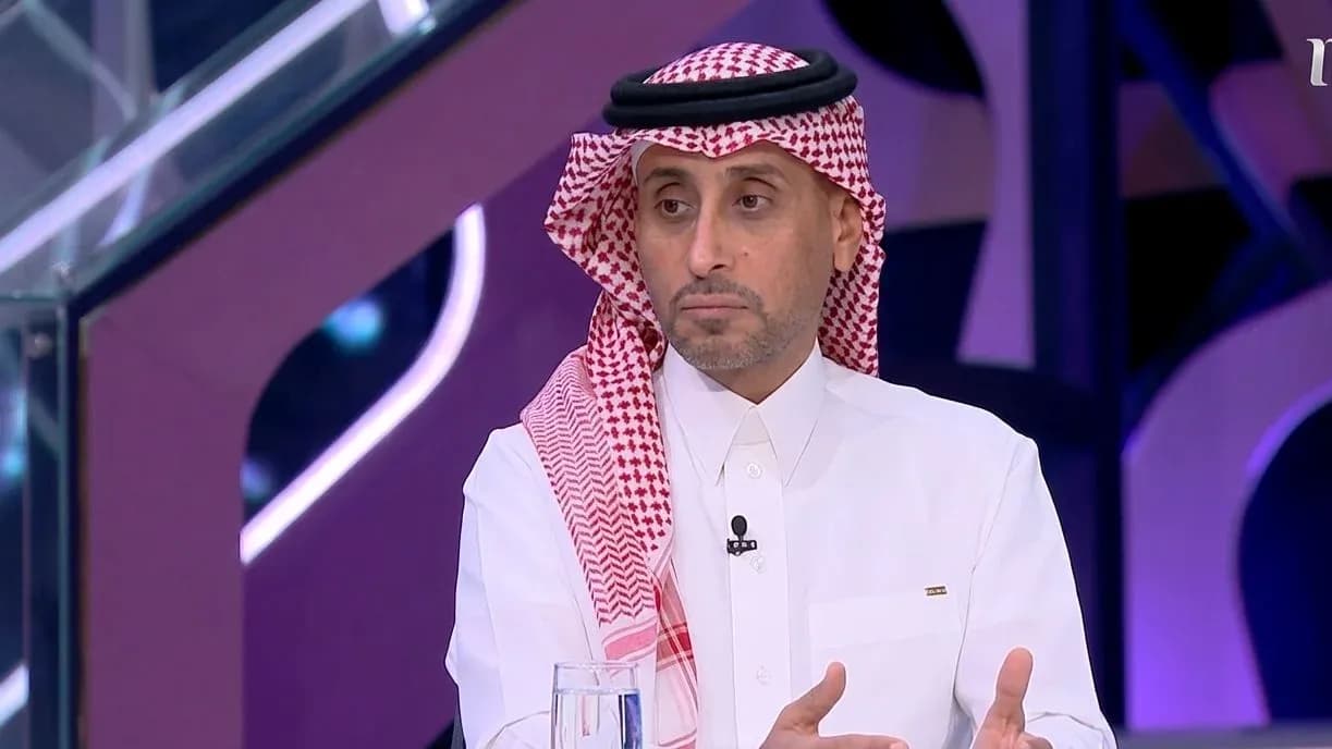 Hombre con ghutrá hablando en un set de televisión Hombre con ghutrá hablando en un set de televisión