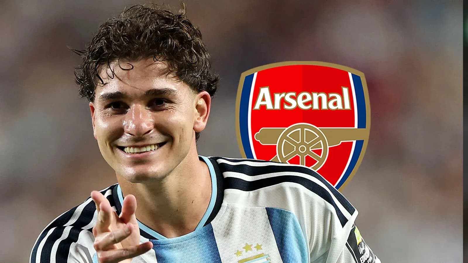 Jugador de Argentina sonriendo con logo de Arsenal Jugador de Argentina sonriendo con logo de Arsenal