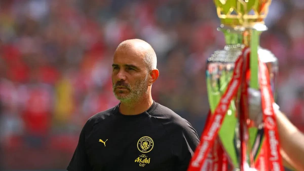 Entrenador de Manchester City junto a trofeo Entrenador de Manchester City junto a trofeo