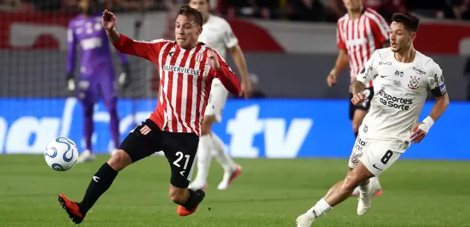 Jugador de Estudiantes L.P. en acción contra Corinthians Jugador de Estudiantes L.P. en acción contra Corinthians