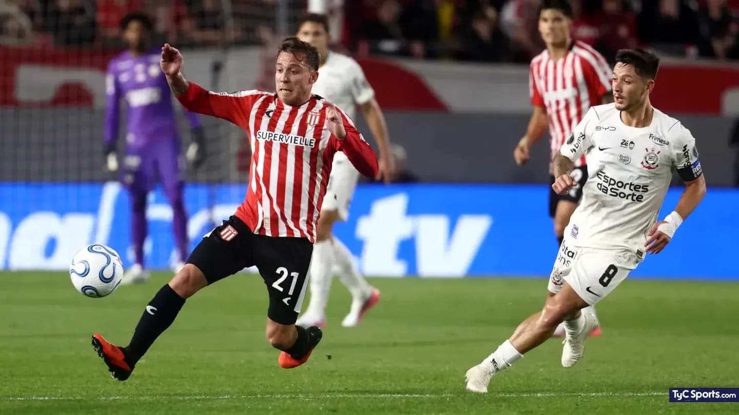Jugador de Estudiantes L.P. en acción contra Corinthians Jugador de Estudiantes L.P. en acción contra Corinthians