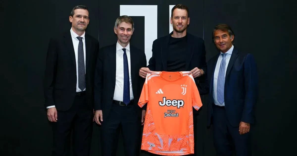 Presentación de jugador con camiseta de Juventus Presentación de jugador con camiseta de Juventus