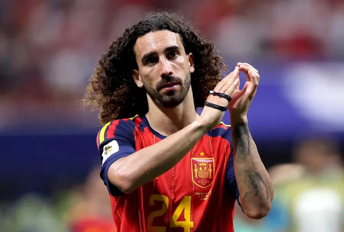 Jugador aplaudiendo en partido de fútbol con España Jugador aplaudiendo en partido de fútbol con España
