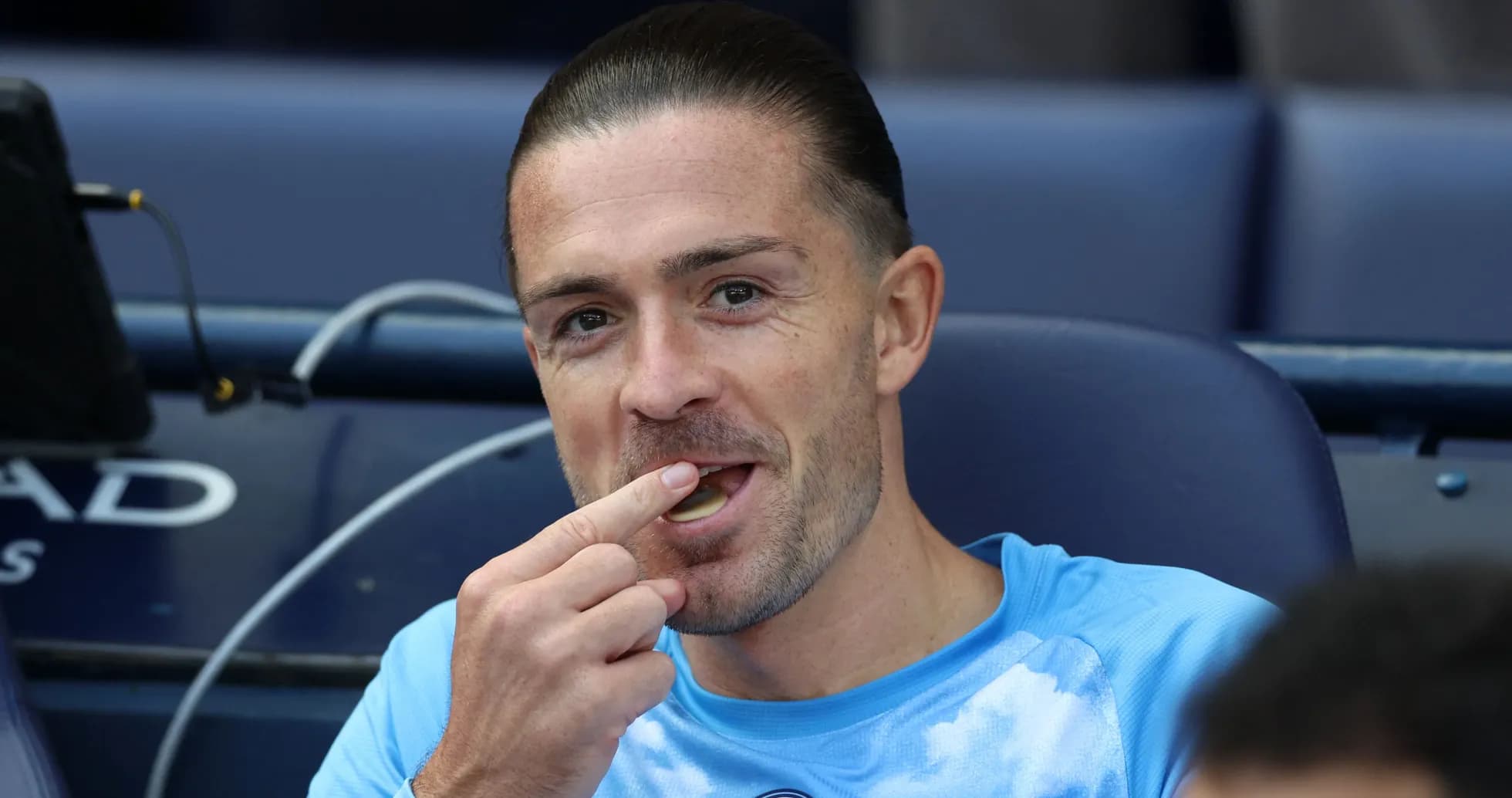 Jugador sentado en el banquillo comiendo un dulce Jugador sentado en el banquillo comiendo un dulce
