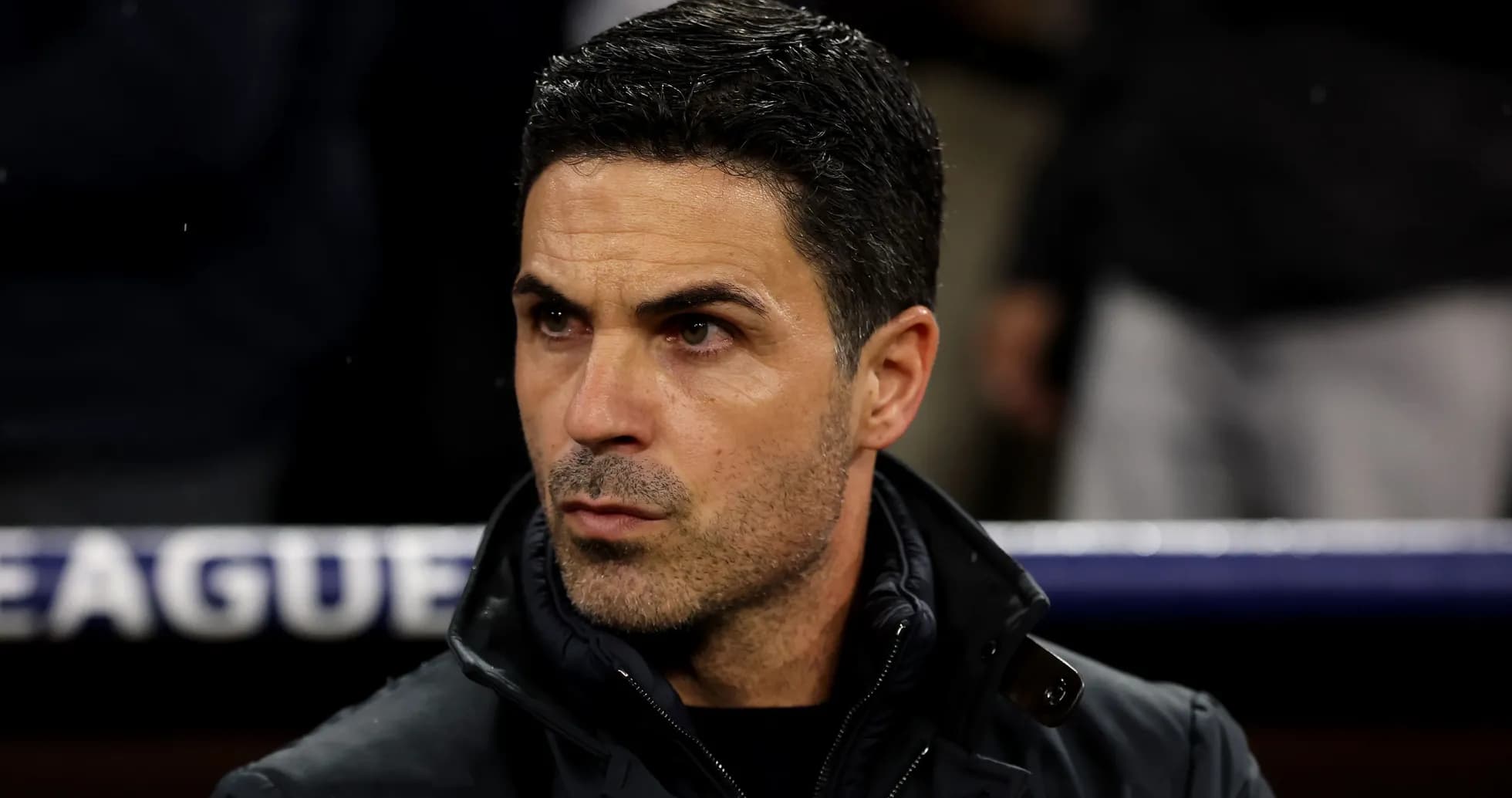 Entrenador observando el partido desde la banca Entrenador observando el partido desde la banca