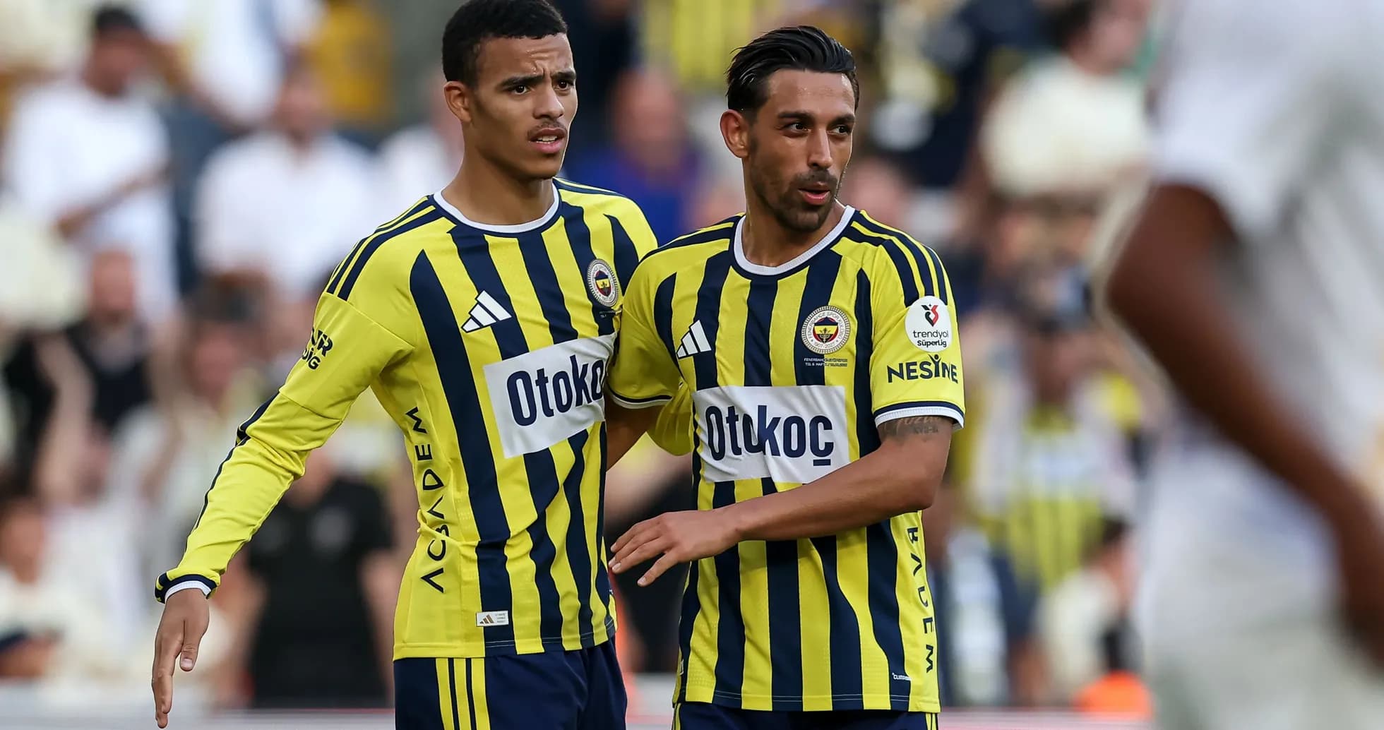 Dos jugadores de Fenerbahçe en el campo durante el partido Dos jugadores de Fenerbahçe en el campo durante el partido