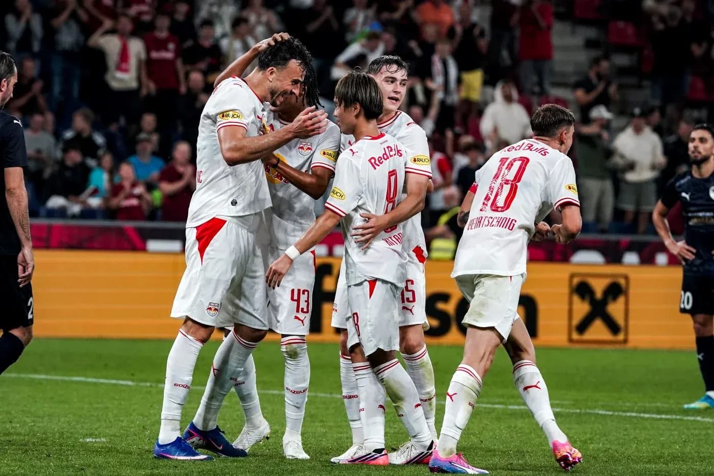 Jugadores de Red Bull Salzburg celebrando un gol Jugadores de Red Bull Salzburg celebrando un gol