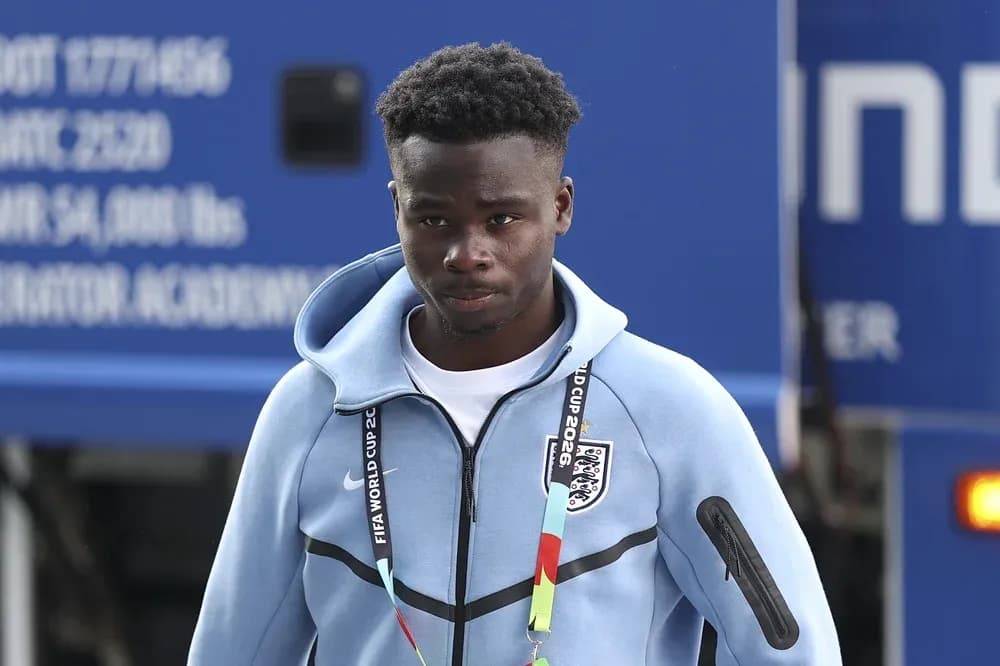 Jugador caminando con chaqueta de entrenamiento de Inglaterra Jugador caminando con chaqueta de entrenamiento de Inglaterra
