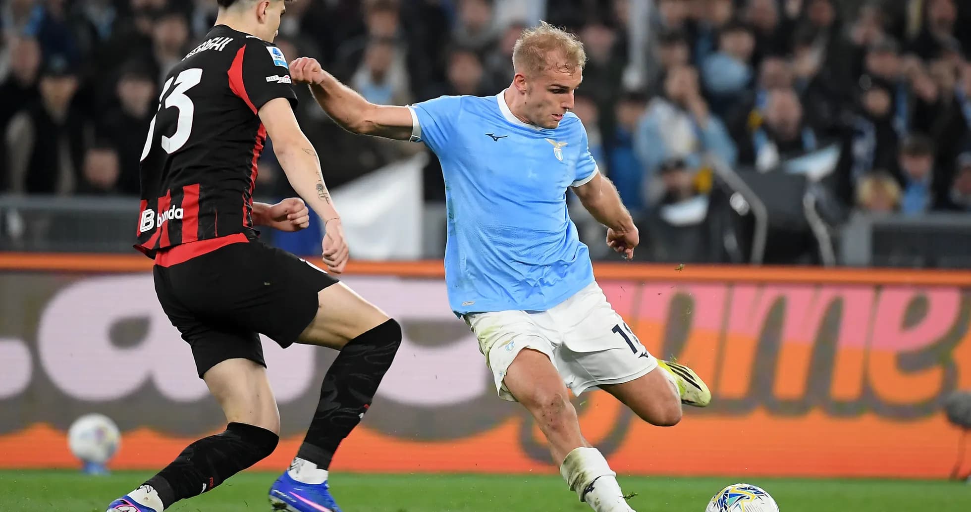 Jugador de Lazio driblando a defensor de AC Milan Jugador de Lazio driblando a defensor de AC Milan