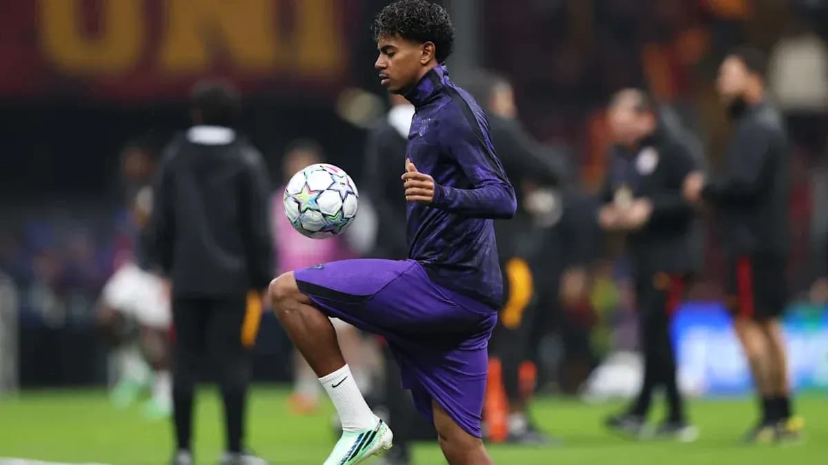 Jugador haciendo malabarismos con el balón durante calentamiento Jugador haciendo malabarismos con el balón durante calentamiento
