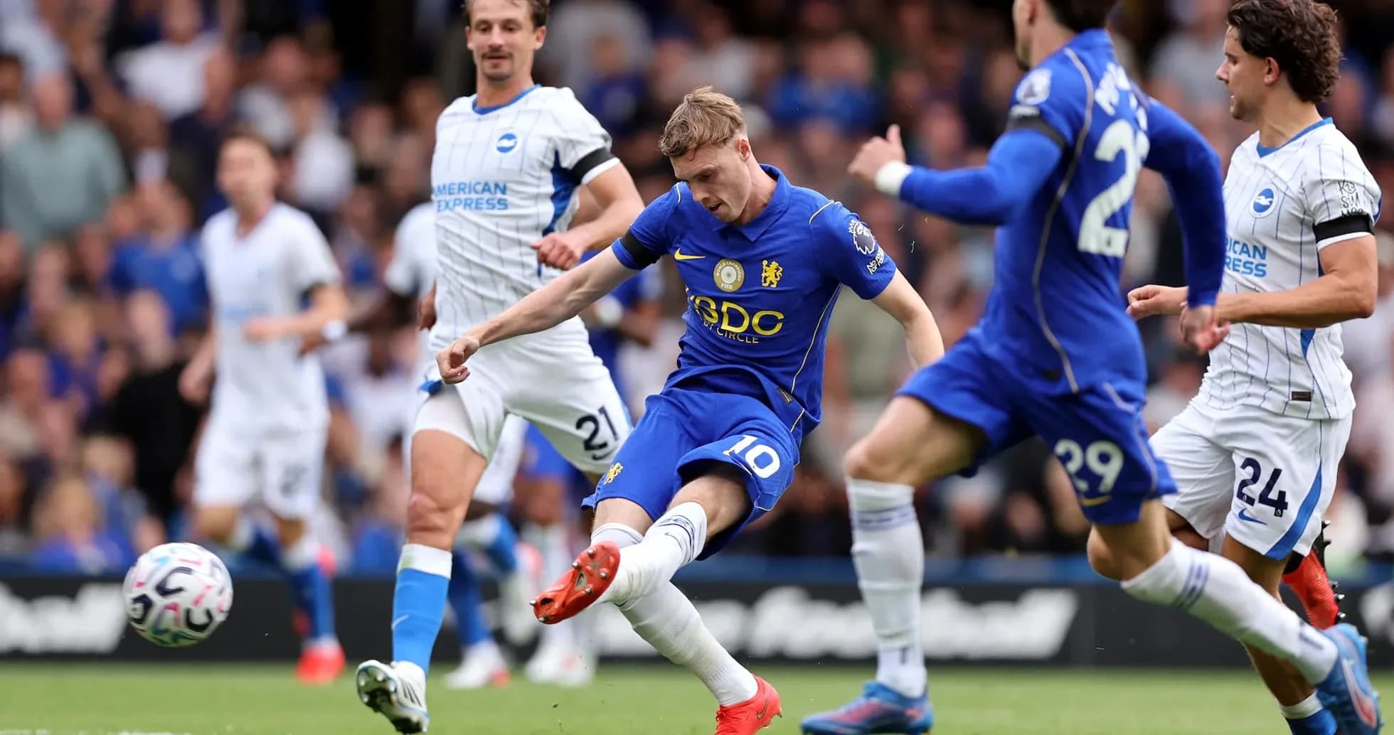 Jugador de Chelsea dispara a puerta contra Brighton Jugador de Chelsea dispara a puerta contra Brighton