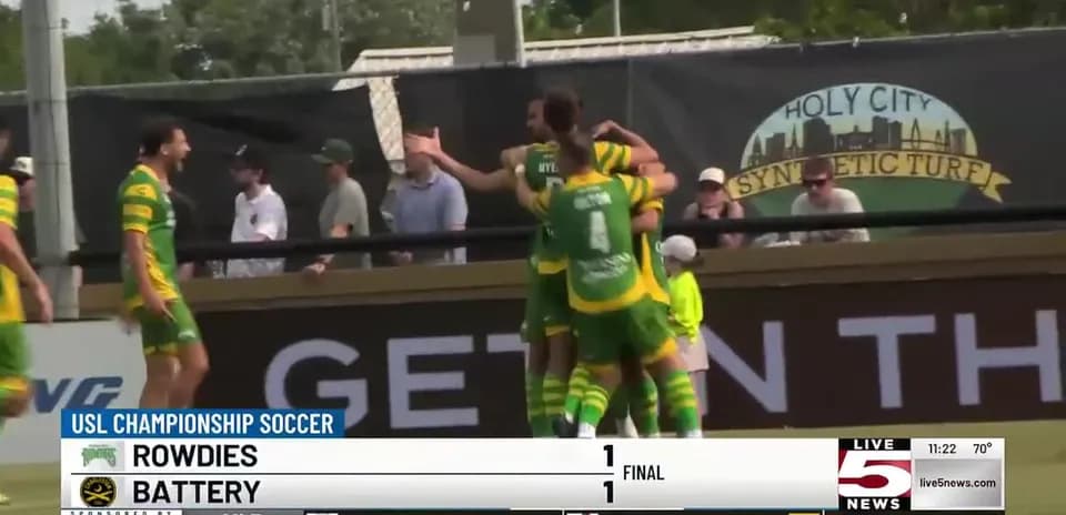 Jugadores de Rowdies celebrando un gol Jugadores de Rowdies celebrando un gol