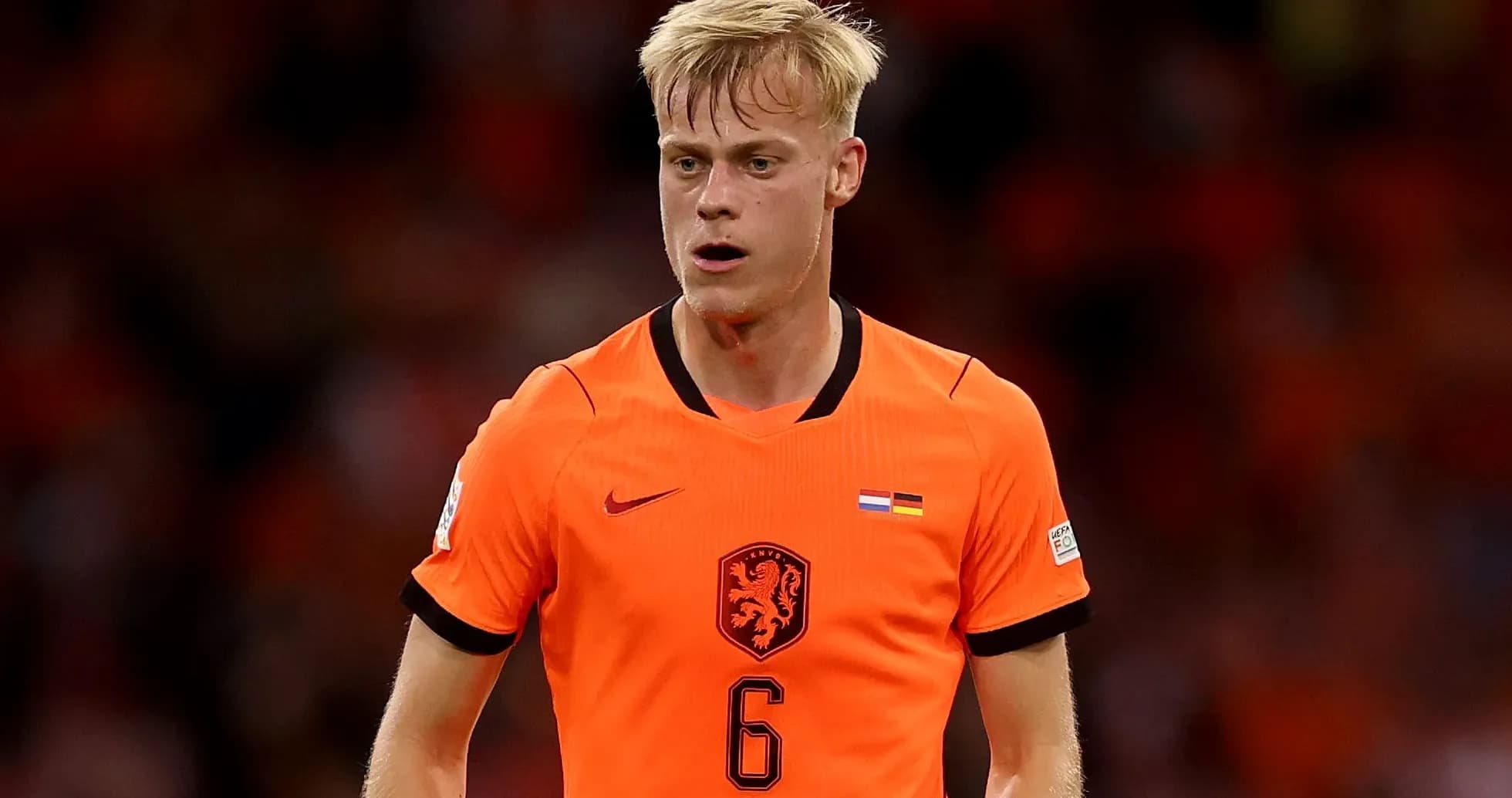 Jugador de fútbol con camiseta naranja en el campo Jugador de fútbol con camiseta naranja en el campo