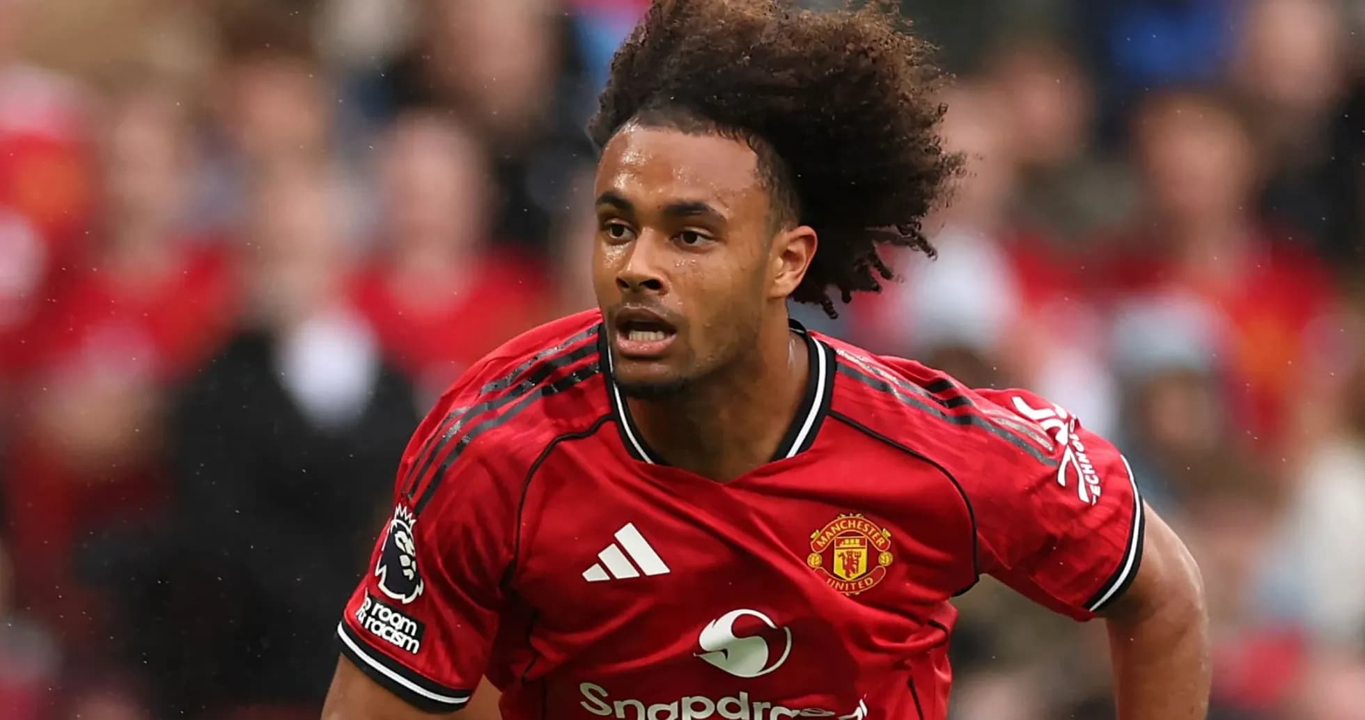 Jugador de Manchester United corriendo en el campo Jugador de Manchester United corriendo en el campo
