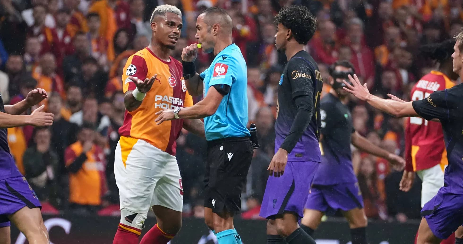 Jugadores discutiendo con el árbitro en el partido Jugadores discutiendo con el árbitro en el partido