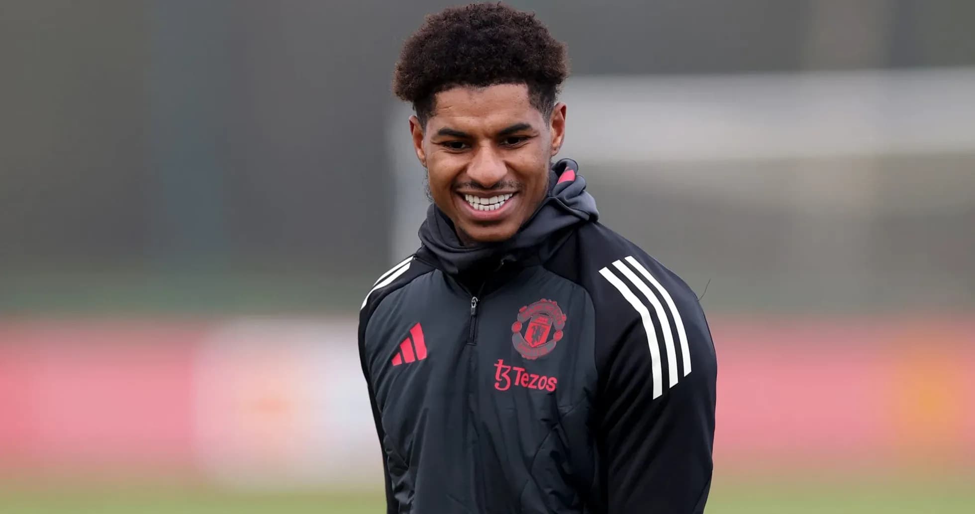 Jugador de Manchester United en entrenamiento sonriente Jugador de Manchester United en entrenamiento sonriente