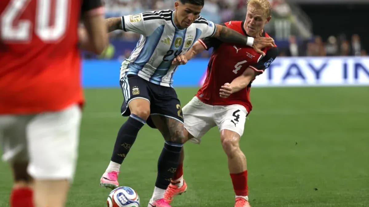 Jugador de Argentina luchando por el balón contra oponente Jugador de Argentina luchando por el balón contra oponente