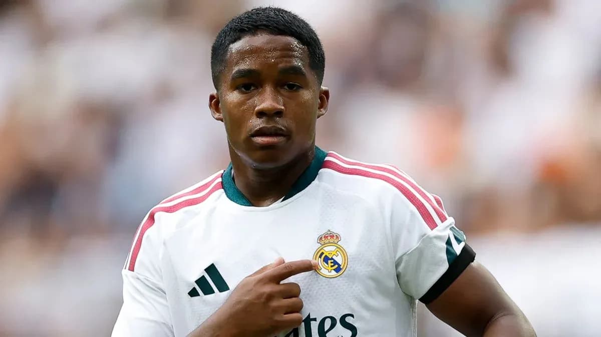 Jugador señalando el escudo del Real Madrid Jugador señalando el escudo del Real Madrid
