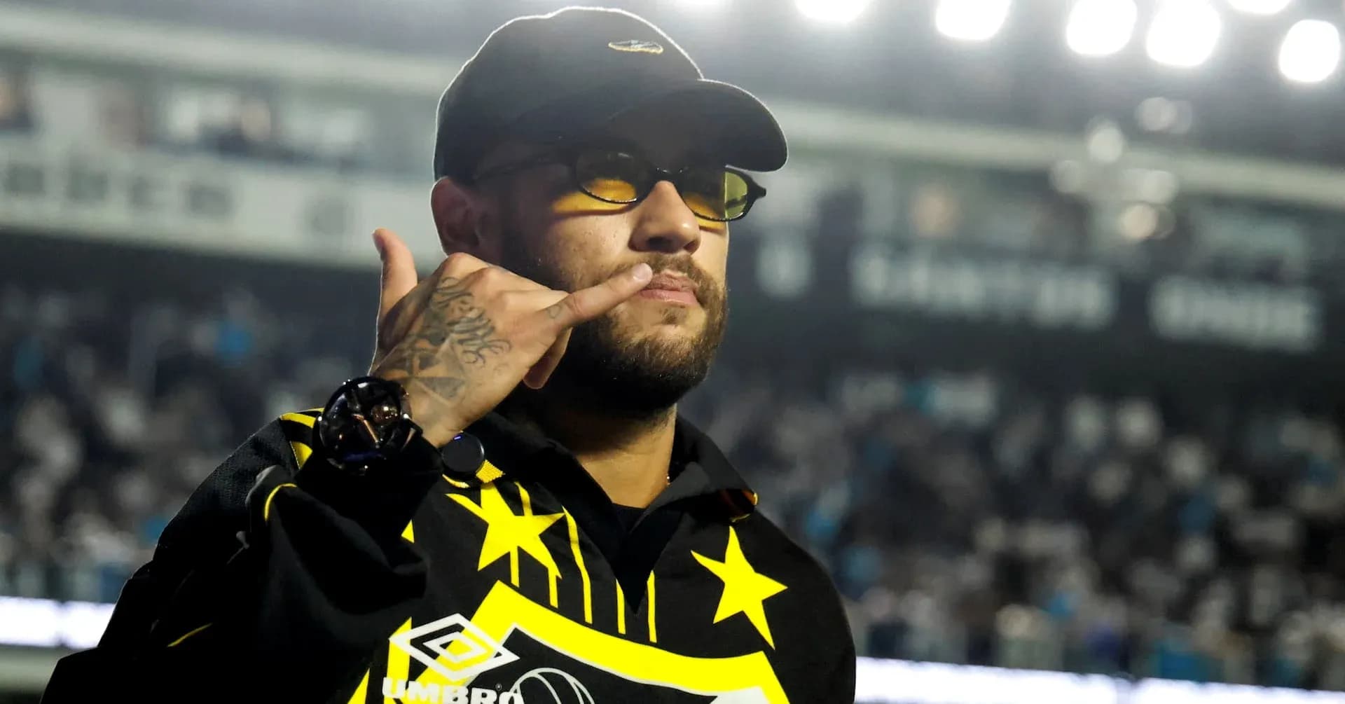 Hombre con gafas y camiseta amarilla y negra Hombre con gafas y camiseta amarilla y negra