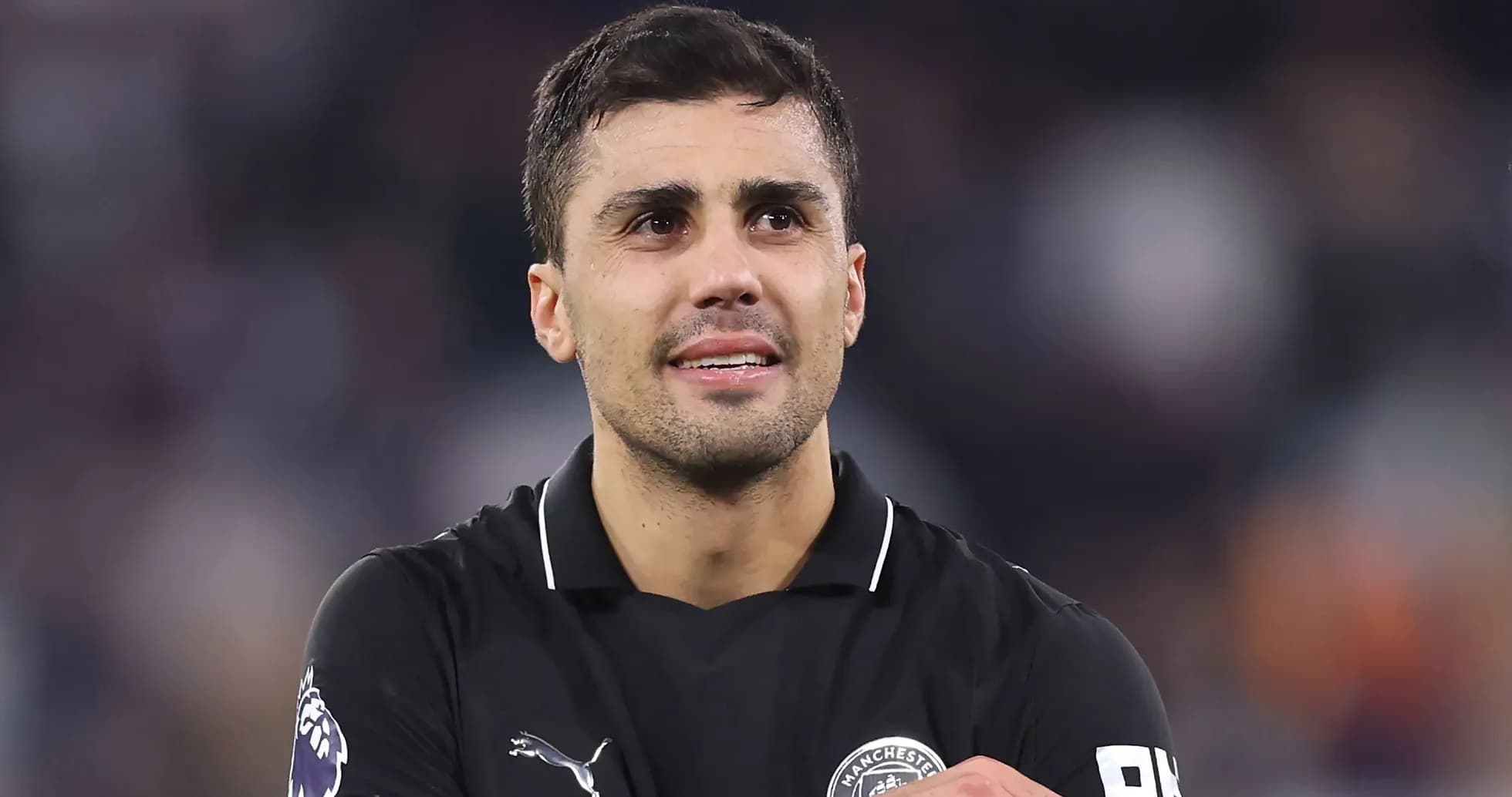 Jugador de pie en el campo tras el partido Jugador de pie en el campo tras el partido