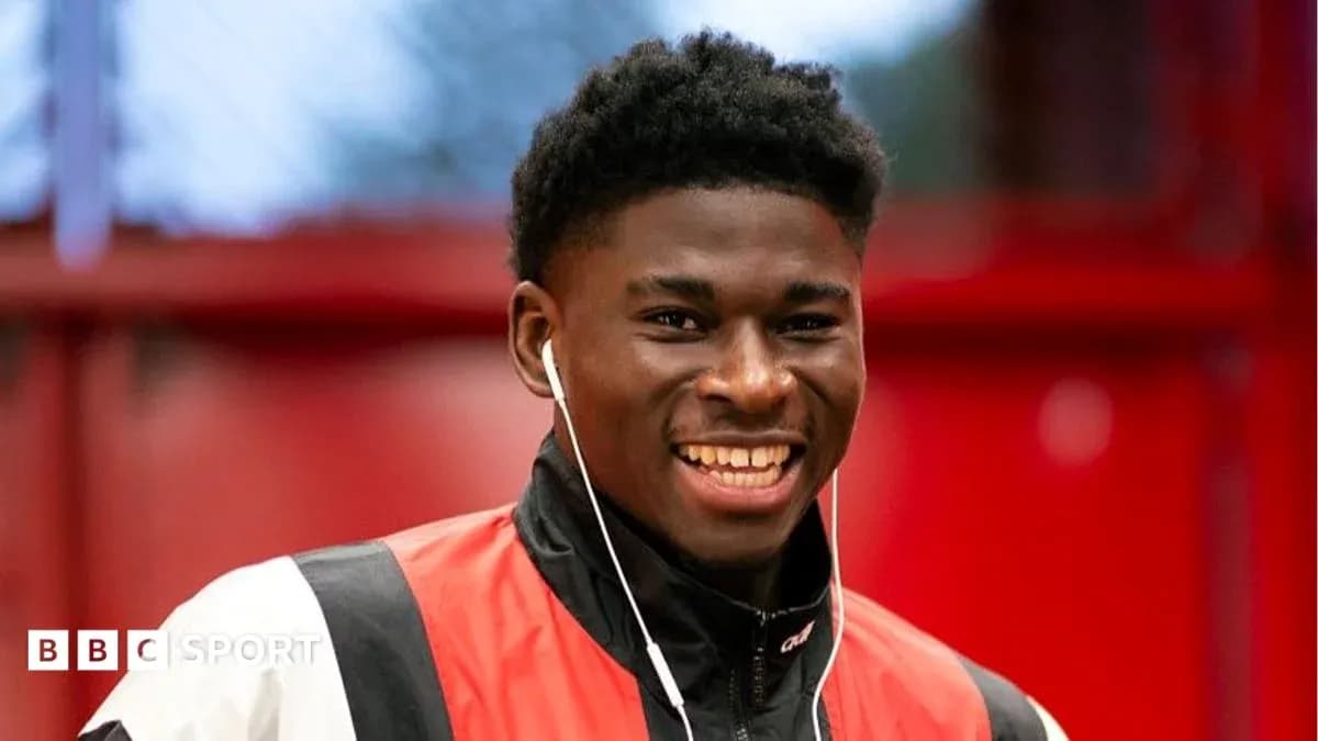 Jugador sonriendo con auriculares en entrenamiento Jugador sonriendo con auriculares en entrenamiento