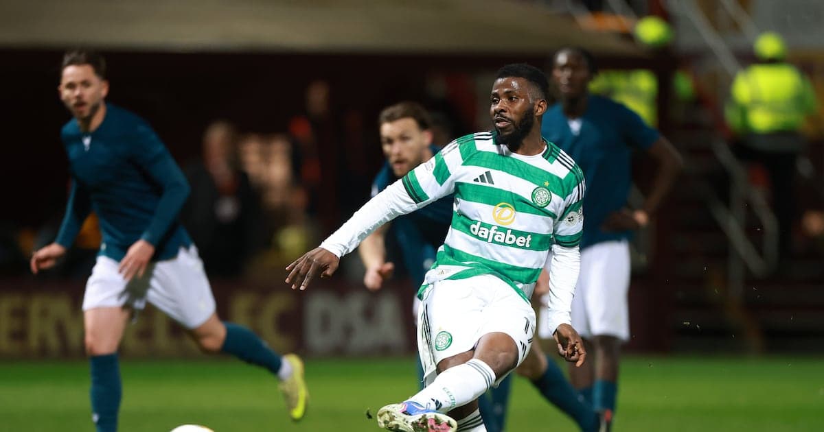 Jugador de Celtic corriendo tras el balón en el partido Jugador de Celtic corriendo tras el balón en el partido