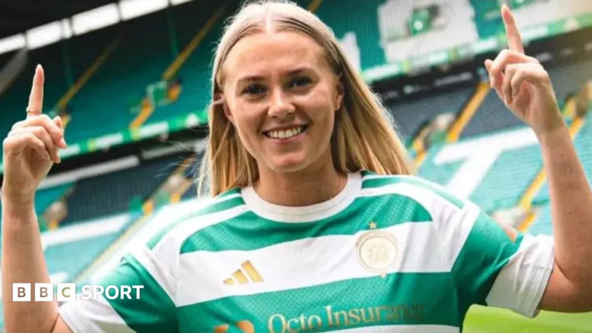 Jugadora de fútbol con camiseta de Celtic mostrando dedo índice Jugadora de fútbol con camiseta de Celtic mostrando dedo índice