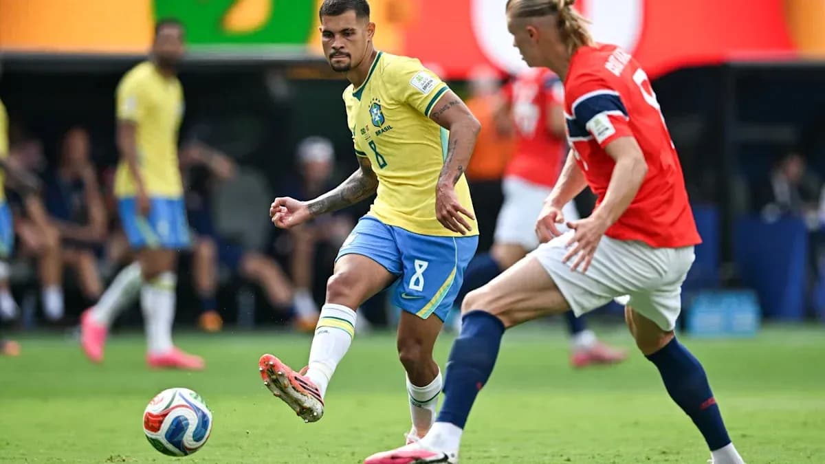 Jugador de Brasil pasando el balón a oponente noruego Jugador de Brasil pasando el balón a oponente noruego