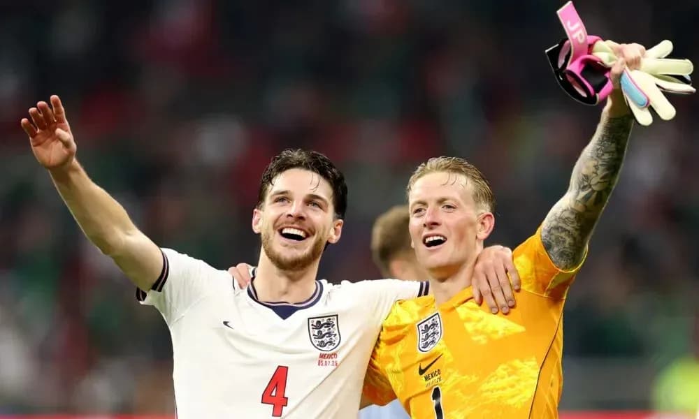 Dos jugadores de Inglaterra celebrando juntos después del partido Dos jugadores de Inglaterra celebrando juntos después del partido